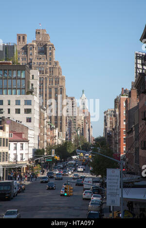 Une vue le long Ouest 14e de l'exécution de la ligne haute entre Chelsea et le Meatpacking District Manhattan New York USA Banque D'Images