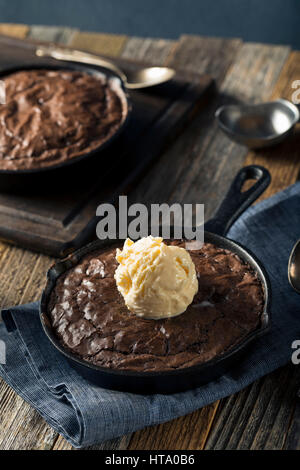 Brownie au chocolat noir sucré fait maison dans une poêle prêt à manger Banque D'Images