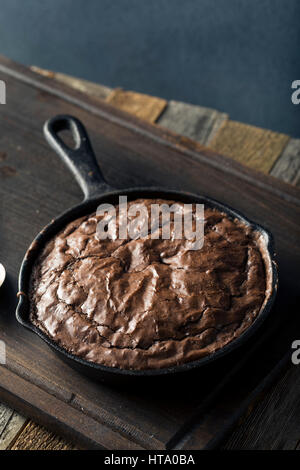 Brownie au chocolat noir sucré fait maison dans une poêle prêt à manger Banque D'Images