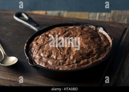 Brownie au chocolat noir sucré fait maison dans une poêle prêt à manger Banque D'Images