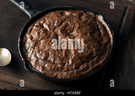 Brownie au chocolat noir sucré fait maison dans une poêle prêt à manger Banque D'Images