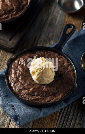 Brownie au chocolat noir sucré fait maison dans une poêle prêt à manger Banque D'Images