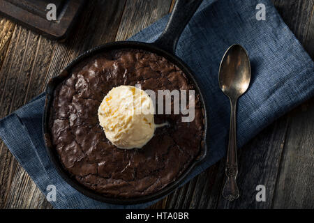 Brownie au chocolat noir sucré fait maison dans une poêle prêt à manger Banque D'Images