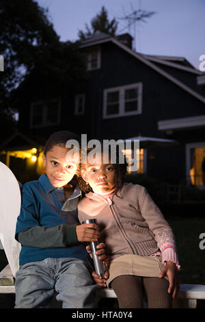 Frère et soeur avec une torche à l'Halloween Banque D'Images