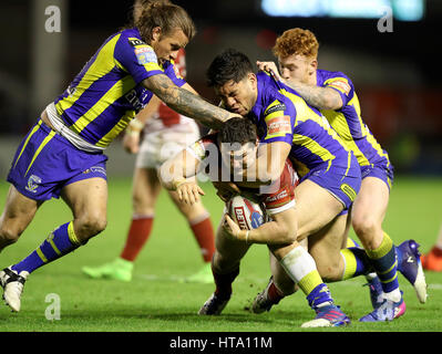 Wigan Warriors' Ben fleur est abordé par Warrington Wolves' Andre Savelio et Ashton Sims (à gauche), au cours de la Super League Betfred match au stade Halliwell Jones, Warrington. Banque D'Images