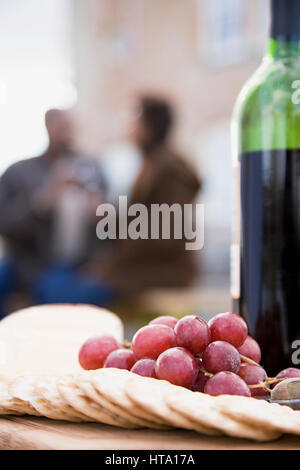 Les craquelins raisins et une bouteille de vin Banque D'Images