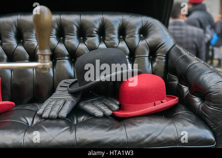 Chapeau melon sur vintage car Banque D'Images