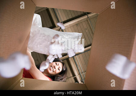 Woman packing peanuts dans la case Banque D'Images