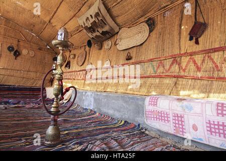 Shisha pipe à eau fumer le narguilé dans chambre d'hôtes dans village de farafra trekking sur le désert blanc en Egypte de Louxor à Alexandrie Banque D'Images