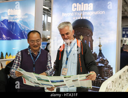 Berlin, Allemagne. Mar 8, 2017. Un membre du personnel de cabine de la Chine du tourisme chinois introduit à un visiteur au cours de la 51e Foire internationale du tourisme de Berlin (ITB) à Berlin, capitale de l'Allemagne, le 8 mars 2017. Credit : Shan Yuqi/Xinhua/Alamy Live News Banque D'Images