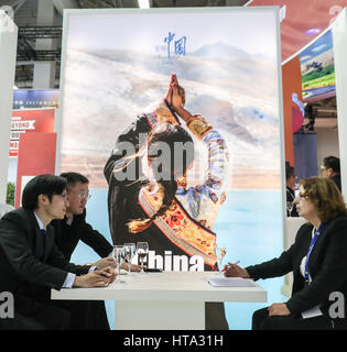 Berlin, Allemagne. Mar 8, 2017. Les membres du personnel de cabine de la Chine parlez à un visiteur au cours de la 51e Foire internationale du tourisme de Berlin (ITB) à Berlin, capitale de l'Allemagne, le 8 mars 2017. Credit : Shan Yuqi/Xinhua/Alamy Live News Banque D'Images