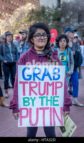 San Francisco, USA. Mar 8, 2017. "S'emparer de l'Atout, Poutine' lit l'inscription tenu par une jeune femme juste avant que le San Francisco la Journée internationale de la femme Mars de Justin Herman Plaza au siège de glace. Credit : Shelly Rivoli/Alamy Live News Banque D'Images