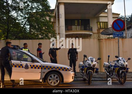 Kuala Lumpur, Malaisie. Mar 8, 2017. La Police royale malaisienne photographié à l'extérieur de l'ambassade de Corée du Nord à Kuala Lumpur, Malaisie, 08 mars 2017. La Malaisie a déclaré que le 07 mars que le personnel de l'ambassade de la Corée du Nord sont empêchés de quitter le pays, après la Corée du Nord, Pyongyang interdit tous les citoyens malaisiens de quitter. Crédit : Chris Jung/ZUMA/Alamy Fil Live News Banque D'Images