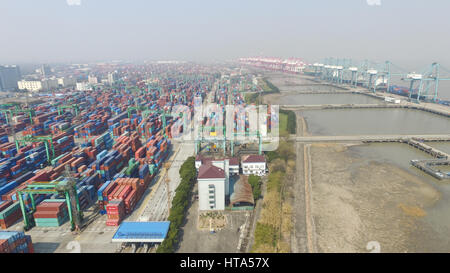 Shanghai. Mar 9, 2017. Photo aérienne prise le 9 mars 2017 montre les conteneurs à la Chine (Shanghai) Zone de libre-échange pilote à Shanghai, à l'est de la Chine. Credit : Ding Ting/Xinhua/Alamy Live News Banque D'Images