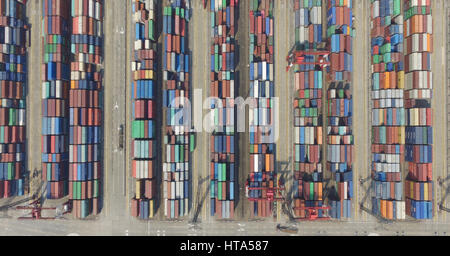 Shanghai. Mar 9, 2017. Photo aérienne prise le 9 mars 2017 montre les conteneurs à la Chine (Shanghai) Zone de libre-échange pilote à Shanghai, à l'est de la Chine. Credit : Ding Ting/Xinhua/Alamy Live News Banque D'Images