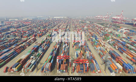 Shanghai. Mar 9, 2017. Photo aérienne prise le 9 mars 2017 montre les conteneurs à la Chine (Shanghai) Zone de libre-échange pilote à Shanghai, à l'est de la Chine. Credit : Ding Ting/Xinhua/Alamy Live News Banque D'Images