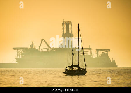 Las Palmas, Gran Canaria, Îles Canaries, Espagne. 9 mars 2017. Météo : un magnifique lever du soleil à Las Palmas que dawn sea mist burns off et des vents du sud apportent des températures plus élevées que la normale (Mars 31 degrés Celsius hier). Ces vents du sud se nourrissent de l'air plus chaud au nord jusqu'à la Grande-Bretagne. Sur la photo : navire de forage dans la région de Las Palmas port que le soleil se lève sur l'océan Atlantique. Credit : ALAN DAWSON/Alamy Live News Banque D'Images