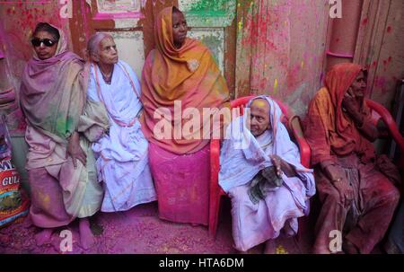 Mathura, Uttar Pradesh, Inde. Mar 9, 2017. Mathura : veuves indiennes s'asseoir après célébrer holi festival à Gopinath temple dans la ville sainte de Vrindavan, Uttar Pradesh sur 09-03-2017. Les veuves sont à renoncer à tous les plaisirs terrestres, bute ces femmes-en-blanc briser tous les shakles pour fêter le festival des couleurs. Photo par Prabhat Kumar verma Crédit : Prabhat Kumar Verma/ZUMA/Alamy Fil Live News Banque D'Images