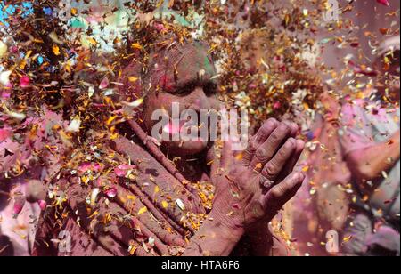 Mathura, Uttar Pradesh, Inde. Mar 9, 2017. Mathura : Une veuve indienne couvert de poudre de couleur d'effectuer la prière pendant holi festival à Gopinath temple dans la ville sainte de Vrindavan, Uttar Pradesh sur 09-03-2017. Les veuves sont à renoncer à tous les plaisirs terrestres, bute ces femmes-en-blanc briser tous les shakles pour fêter le festival des couleurs. Photo par Prabhat Kumar verma Crédit : Prabhat Kumar Verma/ZUMA/Alamy Fil Live News Banque D'Images