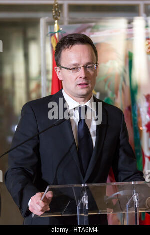 Rome, Italie. 05Th Mar, 2017. Le ministre italien des affaires étrangères Anglelino Alfano et ministre des Affaires étrangères hongrois Péter Szijjártó tiennent une conférence de presse au cours de laquelle M. Szijjártó est interrogé sur la nouvelle loi obligeant les demandeurs d'asile dans des centres de détention. Crédit : Stephen Bisgrove/Alamy Live News Banque D'Images