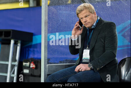 Dortmund, Allemagne. 05Th Mar, 2017. Oliver Kahn sur le téléphone pendant la Ligue des Champions tour de 16 deuxième jambe-match de football entre le Borussia Dortmund et S.L. Benfica au Signal Iduna Park de Dortmund, Allemagne, 08 mars 2017. Photo : Guido Kirchner/dpa/Alamy Live News Banque D'Images