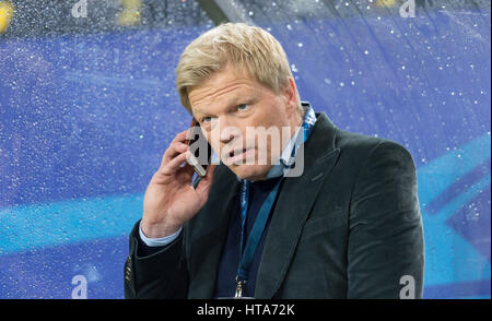 Dortmund, Allemagne. 05Th Mar, 2017. Oliver Kahn sur le téléphone pendant la Ligue des Champions tour de 16 deuxième jambe-match de football entre le Borussia Dortmund et S.L. Benfica au Signal Iduna Park de Dortmund, Allemagne, 08 mars 2017. Photo : Guido Kirchner/dpa/Alamy Live News Banque D'Images