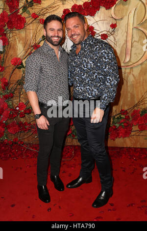 Sydney, Australie. Mar 9, 2017. US acteur, comédien et chanteur Josh Gad et célébrités locales marché sur la tapis rouge à la première australienne du Disney's nouveau live-action du film La Belle et la Bête à Sydney à l'état de Sydney, Théâtre 49 Market St, Sydney NSW 2000. Sur la photo : mariée et le préjudice en 2017, Grant et Chris. Credit : Crédit : Richard Milnes/Alamy Live News Banque D'Images