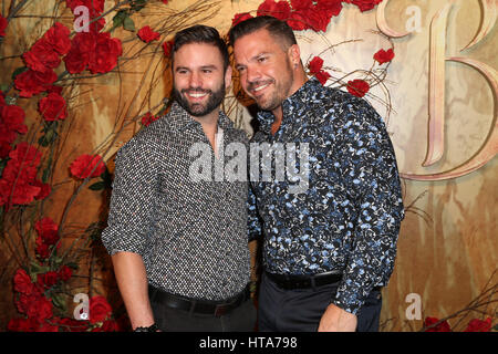 Sydney, Australie. Mar 9, 2017. US acteur, comédien et chanteur Josh Gad et célébrités locales marché sur la tapis rouge à la première australienne du Disney's nouveau live-action du film La Belle et la Bête à Sydney à l'état de Sydney, Théâtre 49 Market St, Sydney NSW 2000. Sur la photo : mariée et le préjudice en 2017, Grant et Chris Grant Landry). Credit : Crédit : Richard Milnes/Alamy Live News Banque D'Images