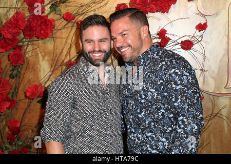 Sydney, Australie. Mar 9, 2017. US acteur, comédien et chanteur Josh Gad et célébrités locales marché sur la tapis rouge à la première australienne du Disney's nouveau live-action du film La Belle et la Bête à Sydney à l'état de Sydney, Théâtre 49 Market St, Sydney NSW 2000. Sur la photo : mariée et le préjudice en 2017, Grant et Chris Grant Landry). Credit : Crédit : Richard Milnes/Alamy Live News Banque D'Images