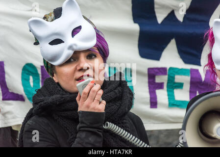 Londres, Royaume-Uni. 8 mars 2017. Un orateur à la protestation sur Downing St sur la Journée internationale de la femme en quatrième vague Londres militantes féministes appelant l'attention sur l'impact que les compressions ont eu sur les femmes. Crédit : Peter Marshall/Alamy Live News Banque D'Images