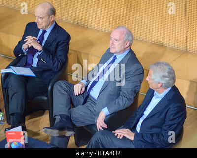 Alain Juppé, Hubert Védrine, Dominique de Villepin, tous les anciens ministres des affaires Affaies, donner une conférence à la Paris School of International Affairs, partie de SciencesPo, à Paris Banque D'Images