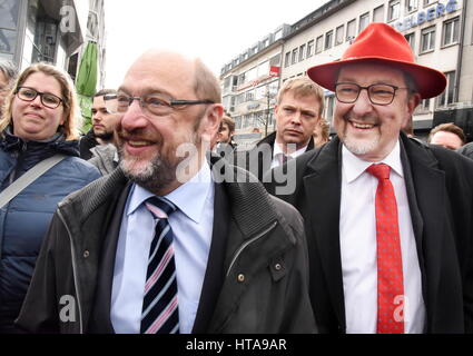 SPD-Kanzlerkandidat Martin Schulz (l) et Michael Siebel (SPD), der bei der Wahl am 19. März Oberbürgermeister werden, laufen am 09.03.2017 durch die Innenstadt von Darmstadt (Hesse). (Zu dpa "Schulz unterstützt SPD-Kandidat bei OB-Wahl à Darmstadt" vom 09.03.2017) Photo : Claus Völker/dpa (c) afp - Bildfunk Banque D'Images