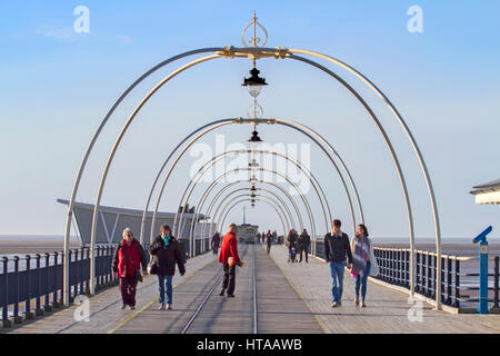 Météo France, Southport, Merseyside. 9 mars 2017. Day trippers vous pourrez faire une longue promenade sur la promenade de Southport's célèbre jetée victorienne sur une belle journée de printemps. Southport Pier est un bâtiment classé Grade II dans la région de Southport, Merseyside, Angleterre. À 1 216 mètres c'est la deuxième plus longue en Grande-Bretagne. Credit : Cernan Elias/Alamy Live News Banque D'Images