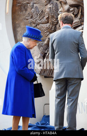 La Reine au mémorial en hommage à l'obligation de service et à la fois les forces armées britanniques et les civils dans la région du Golfe, l'Iraq et l'Afghanistan. Sculpteur Paul Day était présent Banque D'Images