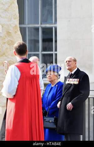 La Reine et le duc d'Édimbourg au mémorial en hommage à l'obligation de service et à la fois les forces armées britanniques et les civils dans la région du Golfe, l'Iraq et l'Afghanistan. Banque D'Images