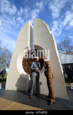 Mémorial en hommage à l'obligation de service et à la fois les forces armées britanniques et les civils dans la région du Golfe, l'Iraq et l'Afghanistan. Sculpteur Paul Day était présent Banque D'Images