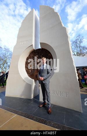 Mémorial en hommage à l'obligation de service et à la fois les forces armées britanniques et les civils dans la région du Golfe, l'Iraq et l'Afghanistan. Sculpteur Paul Day était présent Banque D'Images