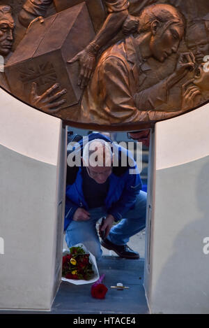 Victoria Embankment, London, UK. 9 mars 2017. Le nouveau monument par l'artiste Paul jour dédié à ceux qui ont servi dans les guerres en Afghanistan et en Iraq, le monument se compose de deux monolithes en pierre et une médaille de bronze. Crédit : Matthieu Chattle/Alamy Live News Banque D'Images