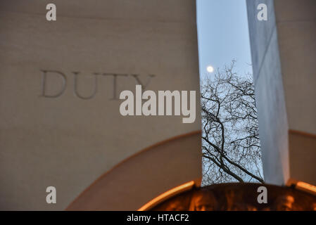 Victoria Embankment, London, UK. 9 mars 2017. Le nouveau monument par l'artiste Paul jour dédié à ceux qui ont servi dans les guerres en Afghanistan et en Iraq, le monument se compose de deux monolithes en pierre et une médaille de bronze. Crédit : Matthieu Chattle/Alamy Live News Banque D'Images