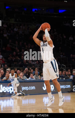 Madison Square Garden, New York, New York, USA. 09Th Mar, 2017. Villanova Wildcats guard Jalen Brunson (1) prend un tir à la 35e tournoi Big East pendant le jeu entre les Wildcats de Villanova et St. John's Red Storm au Madison Square Garden, New York, New York. Crédit obligatoire : Kostas Lymperopoulos/CSM/Alamy Live News Banque D'Images