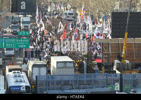 Séoul, Corée du Sud. 10 Mar, 2017. Les partisans de Park Geun-hye rally près de la Cour constitutionnelle à Séoul, Corée du Sud, le 10 mars 2017. La cour constitutionnelle devra rendre une décision définitive vendredi le président Park Geun-hye destitution. Cet établissement de crédit : Yao/Xinhua/Alamy Live News Banque D'Images