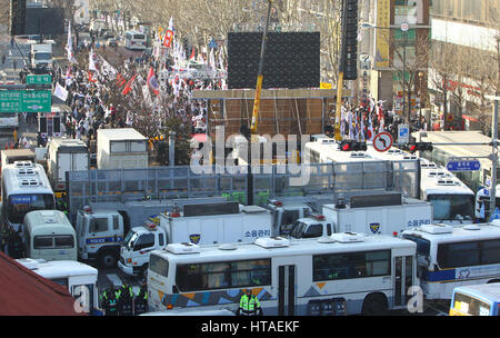 Séoul, Corée du Sud. 10 Mar, 2017. Les partisans de Park Geun-hye rally près de la Cour constitutionnelle à Séoul, Corée du Sud, le 10 mars 2017. La cour constitutionnelle devra rendre une décision définitive vendredi le président Park Geun-hye destitution. Cet établissement de crédit : Yao/Xinhua/Alamy Live News Banque D'Images