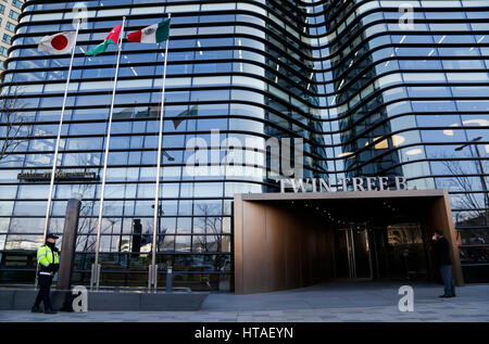 Séoul, Corée du Sud. Mar 9, 2017. Ambassade du Japon à Séoul, Mar 9, 2017 : Un drapeau japonais est vu au Twin Tree building à Séoul, Corée du Sud. Ambassade du Japon à Séoul a déménagé temporairement à l'immeuble à proximité d'un site en raison de sa reconstruction qui sera terminé d'ici 2020, selon les médias locaux. Credit : Lee Jae-Won/AFLO/Alamy Live News Banque D'Images