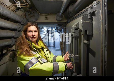 Cochem, Deutschland. 06 Mar, 2017. Betriebsleiterin Petra Reuter öffnet am 07.03.2017 eine Tür im ehemaligen Bundesbank-Bunker à Cochem (Rheinland-Pfalz). In den Jahren Kalten Krieges hat die la Bundesbank en geheimgehaltenen Stollensystem eine dem Notwährung unterirdischen gelagert, die im Falle eines dans Geldentwertung Umlauf gekommen um die Kaufkraft, il aufrecht zu erhalten. Heute können Touristenziel Anlage besuchen. (Zu "DPA" Bundesbank-Bunker vom 10.03.2017) Photo : Thomas Frey/apd /afp/Alamy Live News Banque D'Images