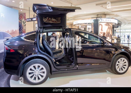 Shanghai, Chine. Mar 9, 2017. Un modèle noir Tesla X montre à un centre commercial à Shanghai, Mars 9th, 2017. Le Tesla Model X est un tout-électrique, luxe, SUV, crossover faites par Tesla Inc. qui utilise des portes falcon pour l'accès à la deuxième et troisième rangées de sièges. Crédit : SIPA Asie/ZUMA/Alamy Fil Live News Banque D'Images