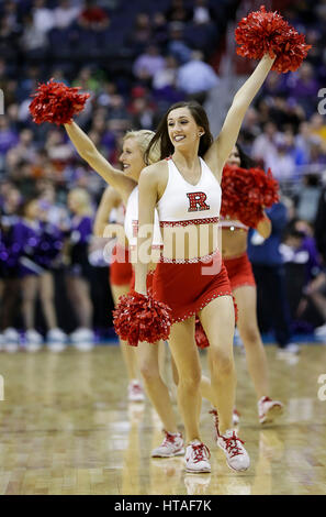 Washington, DC, USA. Mar 9, 2017. Cheerleaders Rutgers effectuer lors d'un grand tournoi de basket-ball 10 match entre le Rutgers Scarlet Knights et les Wildcats de nord-ouest au Verizon Center à Washington, DC. Justin Cooper/CSM/Alamy Live News Banque D'Images