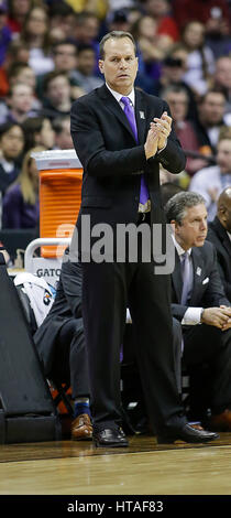 Washington, DC, USA. Mar 9, 2017. Le nord-ouest de l'entraîneur en chef des Wildcats, Chris Collins, au cours d'un grand tournoi de basket-ball 10 match entre le Rutgers Scarlet Knights et les Wildcats de nord-ouest au Verizon Center à Washington, DC. Justin Cooper/CSM/Alamy Live News Banque D'Images