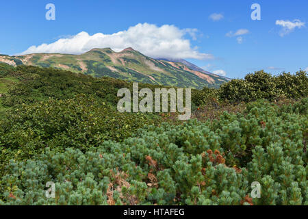 Volcan Vilyuchinsky dans les nuages. Brookvalley Spokoyny vue depuis le au pied de la pente nord-est de l'extérieur du volcan Gorely caldera. Banque D'Images