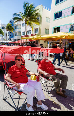 Floride Sud, Miami Beach, Ocean Drive, week-end art déco, festival communautaire, foire de rue, spectacle de voitures classiques, adultes homme hommes hommes, femme femmes fema Banque D'Images