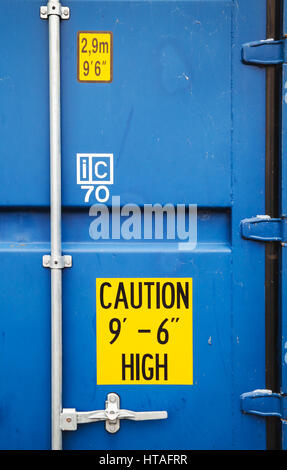 Panneaux d'avertissement jaune sur la porte fermée du contenant d'expédition de fret bleu standard Banque D'Images